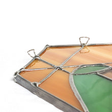 Charger l'image dans la galerie, Zoom sur les accroches au dos d'un vitrail d'une représentation d'une crèche de Noël