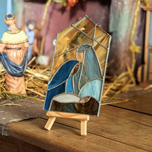 Charger l'image dans la galerie, Vitrail d'une représentation d'une crèche de Noël décorant un meuble, devant une crèche de Noël