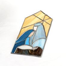Charger l'image dans la galerie, Présentation d'un vitrail d'une représentation d'une crèche de Noël