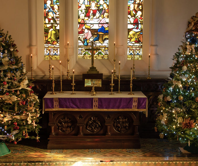 La symbolique de Noël dans les Vitraux : au-delà des cadeaux et des lumières