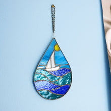 Charger l'image dans la galerie, Mise en contexte d'un vitrail d'une goutte d'eau, représentant un bateau sur l'océan.
