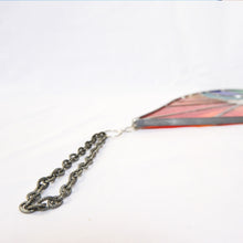 Charger l'image dans la galerie, Chaînette métallique d'un vitrail d'une goutte d'eau, représentant un coucher de soleil.
