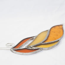 Charger l'image dans la galerie, Présentation d'un vitrail en Tiffany d'une plume couleur ambre
