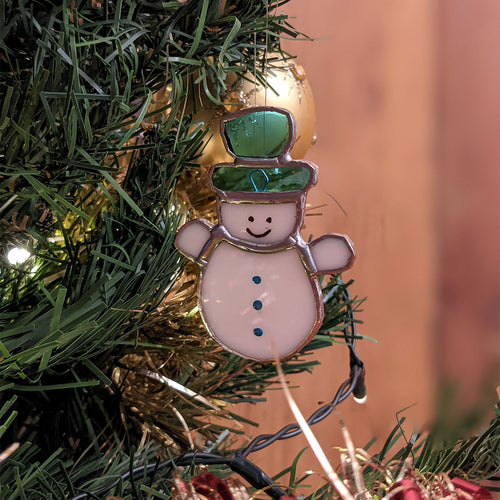 Bonhomme de Neige en vitrail dans un sapin de Noël