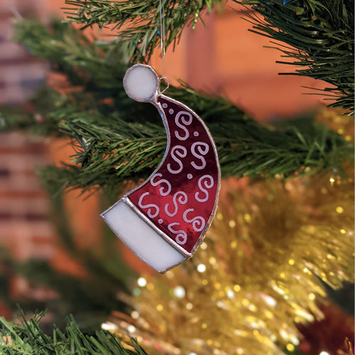 Bonnet de Lutin de Noël en vitrail dans un sapin de Noël