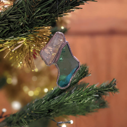 Botte de Noël en vitrail dans un sapin de Noël