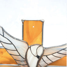Charger l&#39;image dans la galerie, Colombe sur une Croix réalisé en vitrail, présentant l&#39;accroche du vitrail
