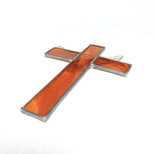 Charger l&#39;image dans la galerie, Colombe sur une Croix réalisé en vitrail, vue de dos
