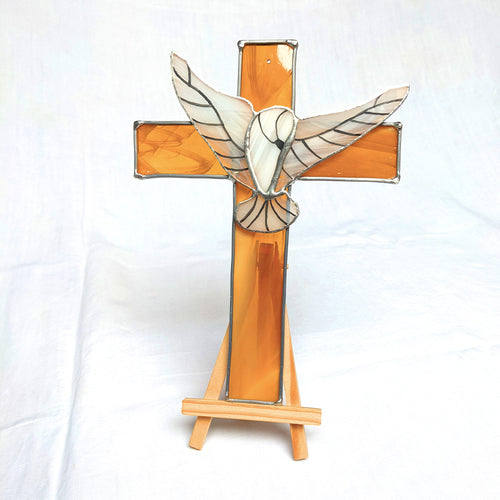 Colombe sur une Croix réalisé en vitrail, vue de face