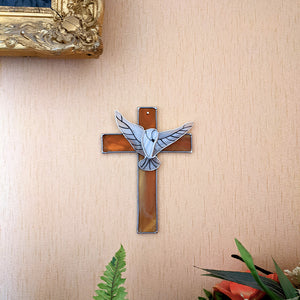 Colombe sur une Croix réalisé en vitrail, accrochée sur un mur avec un tableau et un pot de fleurs