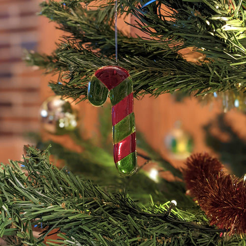 Sucre d'orge en vitrail dans un sapin de Noël